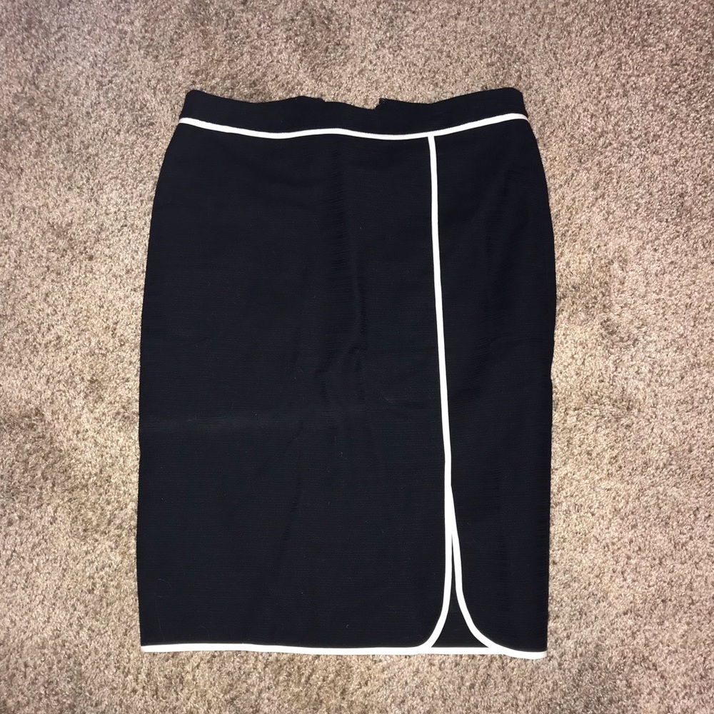 NWT Ann Taylor Factory Black Pencil Skirt with White trim detail. Size 2.